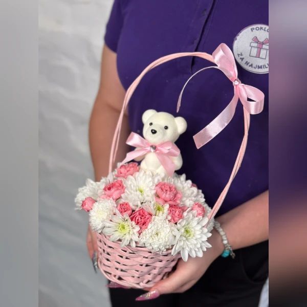 Pletena roze cvetna korpica sa igračkom - Slika 1