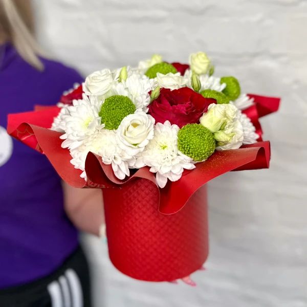 Poklon korpa Mix sa svežim crvenim i belim ružama i sezonskim cvećem - Slika 1
