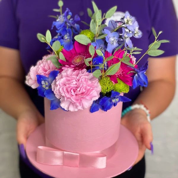 Poklon kutija Cvetni šešir sa svežim sezonskim cvećem - Slika 1