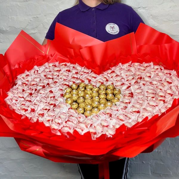 Buket Velika ljubav sa Raffaelo i Ferrero kuglicama u obliku srca - Slika 1