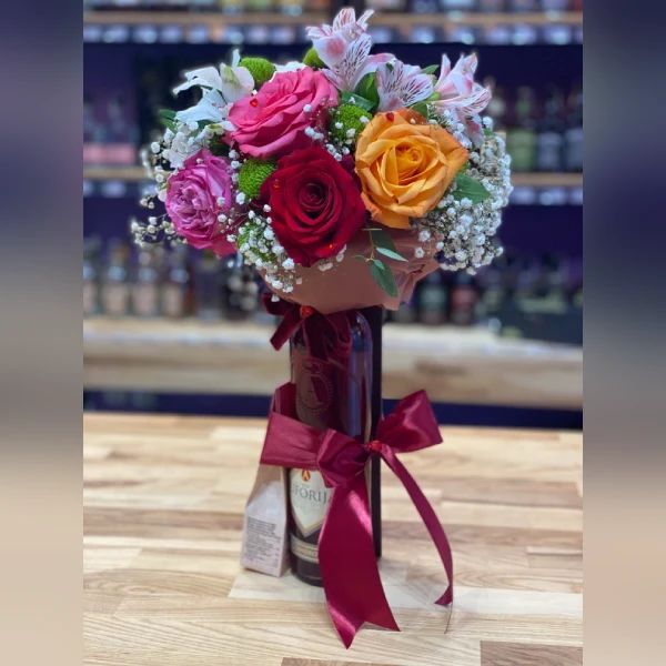 Poklon buket od vina, slatkiša i cveća u elegantnom dizajnu - Slika 1