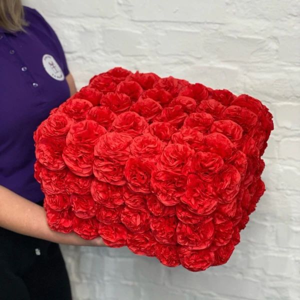Plišena kutija od ručno izrađenih crvenih ruža - Slika 1