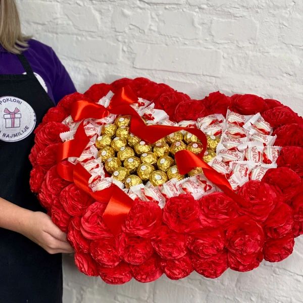 Plišeno srce od ručno rađenih ruža, Raffaello i Ferrero Rocher kuglica - Slika 1