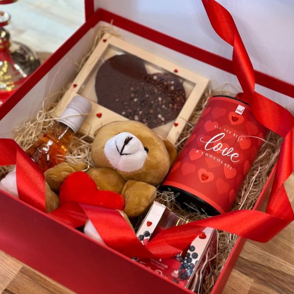 Slatki BOX za nju Love sa premium slatkišima i plišanim medom - Slika 1