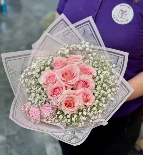 Buket Tavita od devet svežih roze ruža i ukrasnim leptirom - Slika 1
