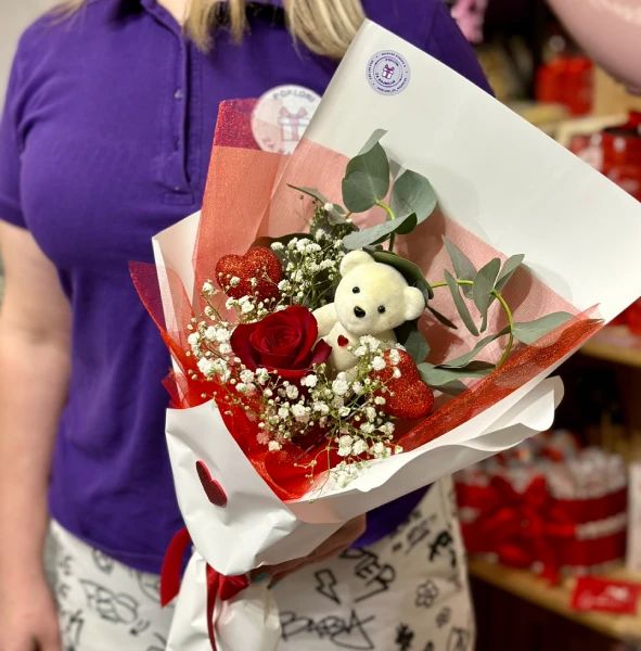 Buket Love sa igračkom, svežom ružom i eukaliptusom - Slika 1
