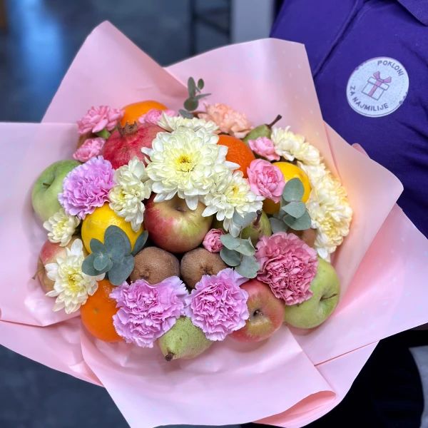 Sveži voćni buket sa cvećem u raznim bojama - Slika 1