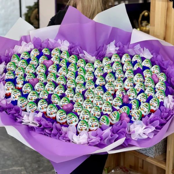 Buket od 101 Kinder jajeta u lila boji - Slika 1