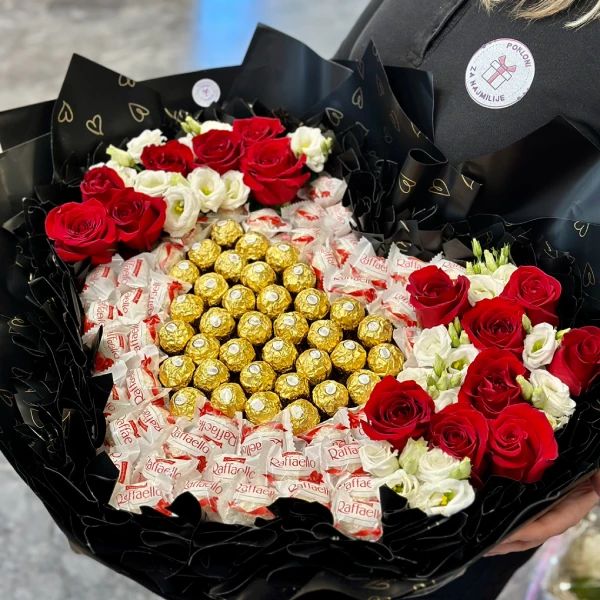 Buket Adale u obliku srca od ruža i Ferrero i Raffaello kuglica - Slika 1
