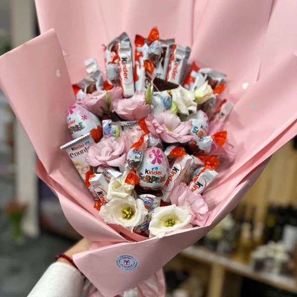 Buket Kinder Mix sa cvećem u ukrasnom roze papiru - Slika 1