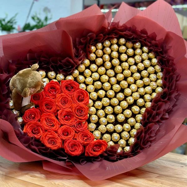 Buket Rubin ljubavi u obliku srca sa crvenim ružama i Ferrero Rocher - Slika 1