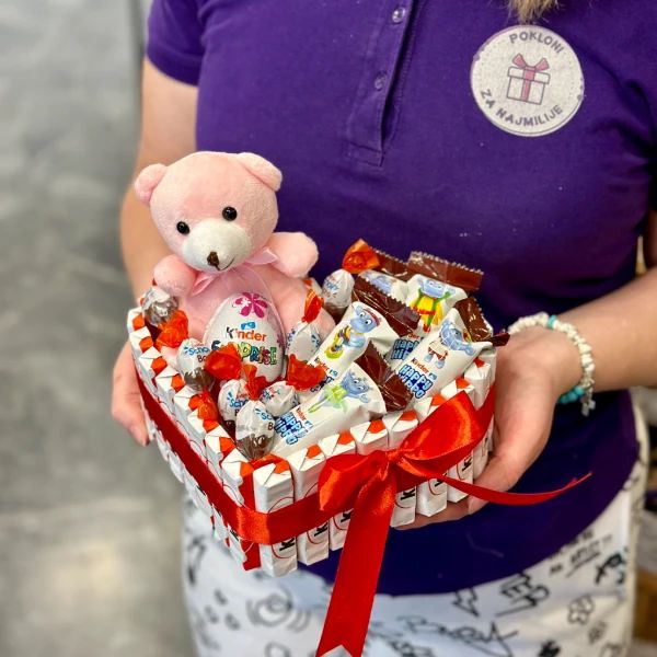 Poklon aranžman Slatko srce sa igračkom i Kinder čokoladicama - Slika 1