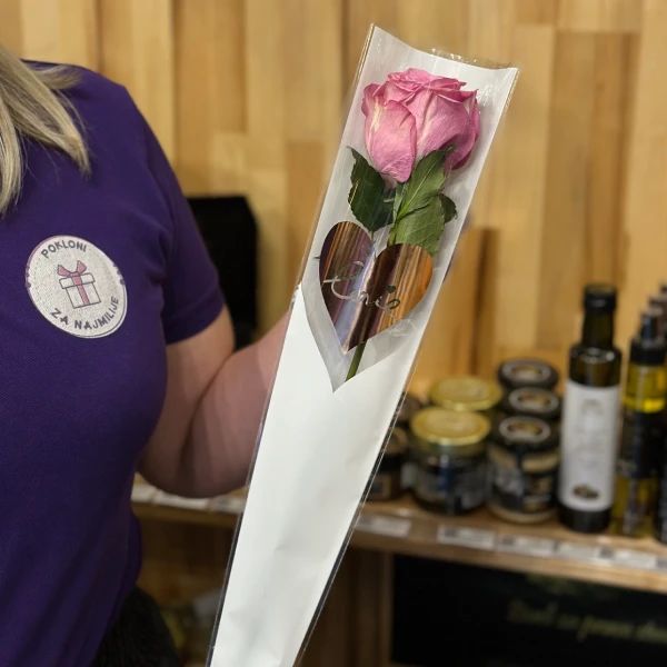 Sveža roze ruža Love umotana u providni celofan - Slika 1