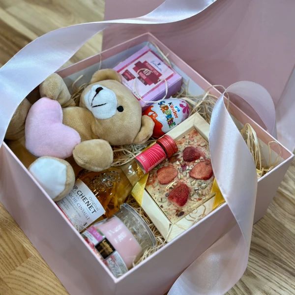 Slatki BOX za nju sa vinom, slatkišima, igračkom i mirisnom svećom - Slika 1