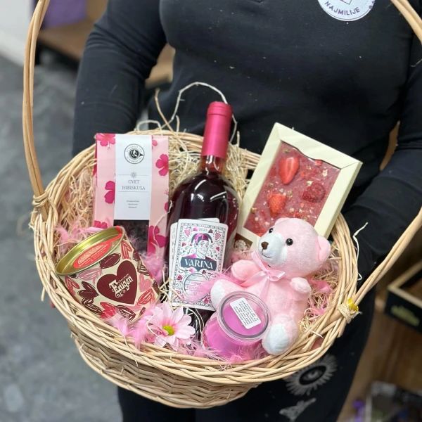 Slatka korpa sa vinom, premium čokoladama i mirisnom svećom - Slika 1